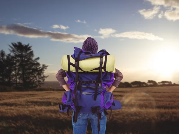 Visão traseira de uma mulher hipster com um saco de viagem — Fotografia de Stock