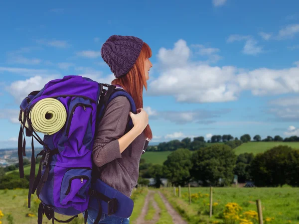 Vista lateral de uma mulher hipster com um saco de viagem — Fotografia de Stock