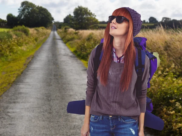 Retrato de uma mulher hipster com um saco de viagem — Fotografia de Stock