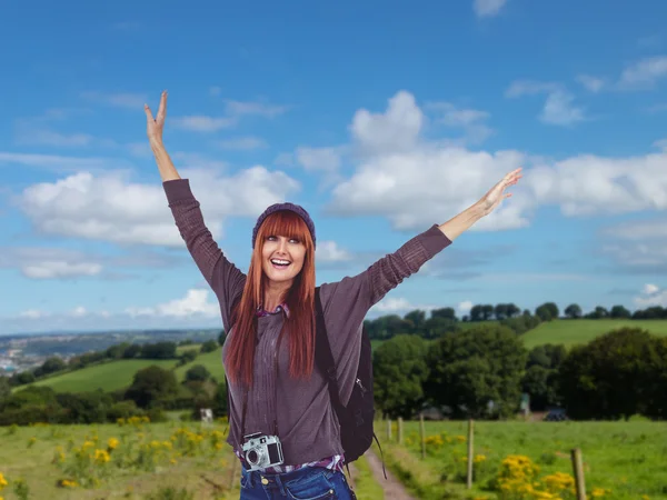 Donna hipster sorridente con le mani in alto — Foto Stock