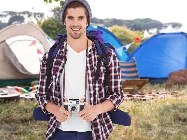 Porträt eines glücklichen Mannes mit Kamera — Stockfoto