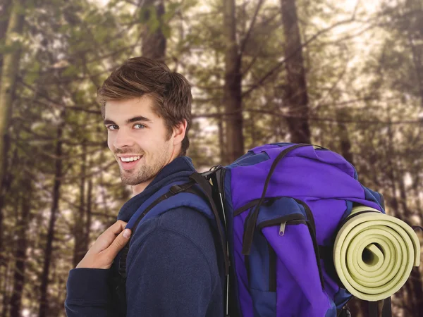 Vista lateral do homem feliz com mochila — Fotografia de Stock