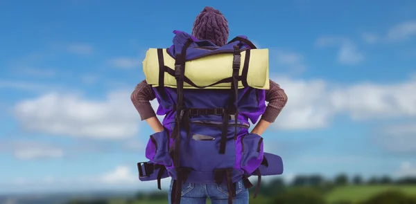 Dikiz bir hipster kadın ile bir seyahat çantası — Stok fotoğraf