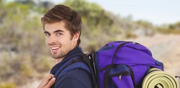 Вид сбоку счастливого человека с рюкзаком — стоковое фото
