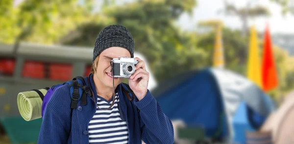 Backpacker Hipster beim Fotografieren — Stockfoto