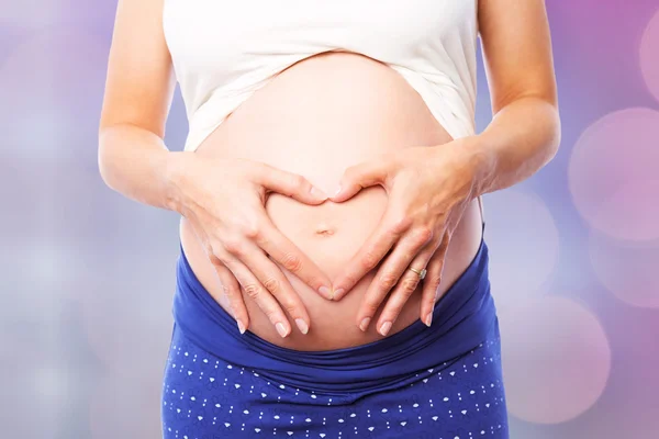 Zwangere vrouw met haar bump — Stockfoto