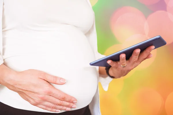 Mulher grávida usando computador tablet — Fotografia de Stock