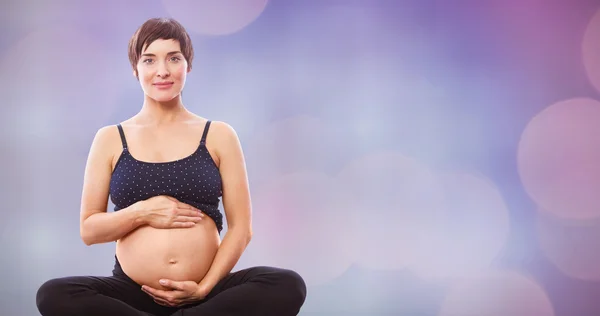 怀孕的妇女坐在 — 图库照片