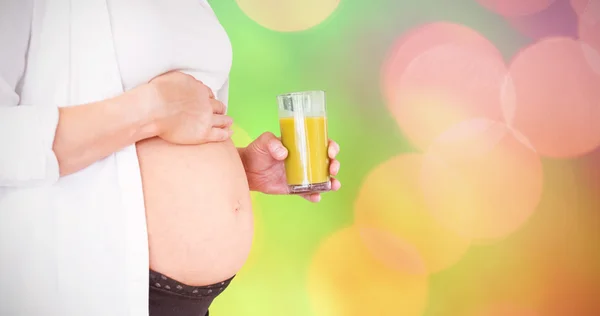 Mulher grávida segurando vidro de suco — Fotografia de Stock