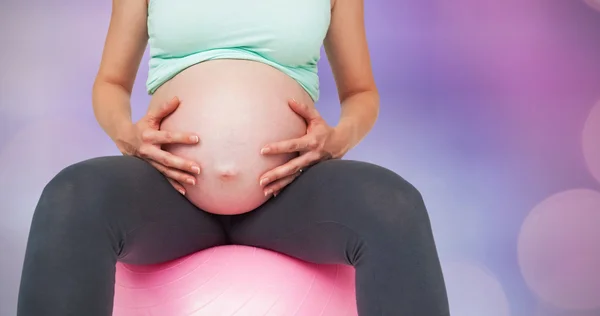 Gravid kvinna sitter på övning boll — Stockfoto