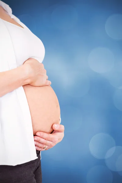 Pregnant woman holding stomach — Stock Photo, Image