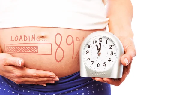 Schwangere zeigt Uhr und Beule — Stockfoto