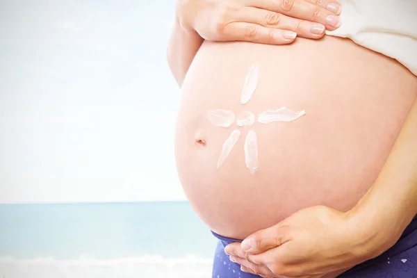 Gravid kvinna med grädde på bula — Stockfoto