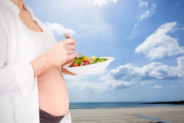 Femme enceinte ayant une salade — Photo