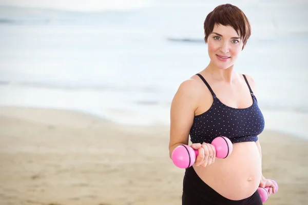 Schwangere hebt Hanteln — Stockfoto