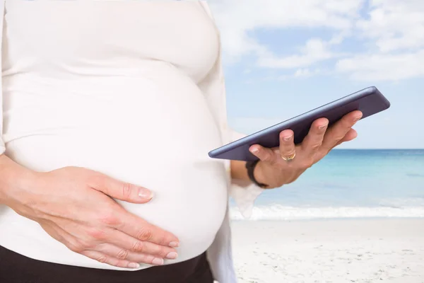 Έγκυος γυναίκα που χρησιμοποιεί υπολογιστή tablet — Φωτογραφία Αρχείου