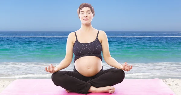 Femme enceinte assise dans la pose de lotus — Photo