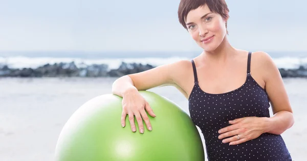 Беременная женщина с мячом для упражнений — стоковое фото