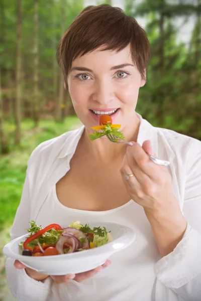 Schöne schwangere Frau isst Salat — Stockfoto