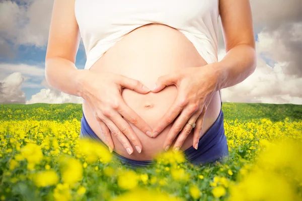 Embarazada sosteniendo su bulto — Foto de Stock