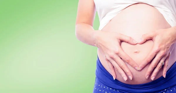 Embarazada sosteniendo su bulto — Foto de Stock
