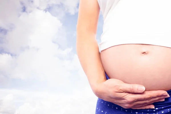 Zwanger vrouw met baby schoenen — Stockfoto