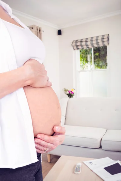 Donna incinta che tiene lo stomaco — Foto Stock