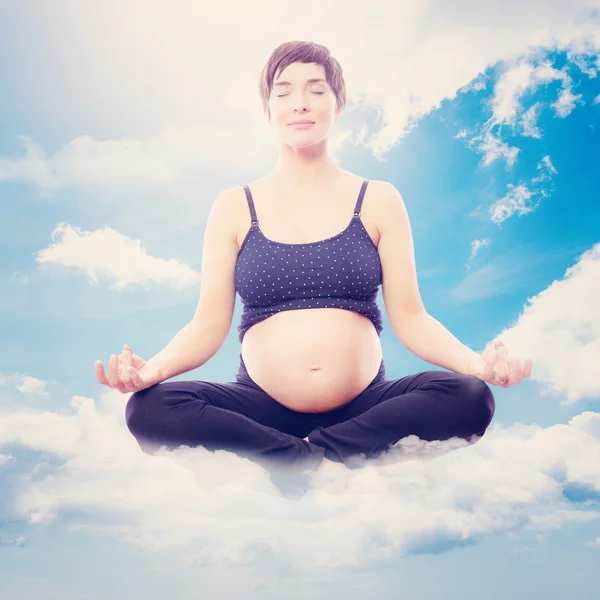 Femme assise dans la pose du lotus — Photo