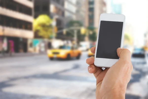 Mano sosteniendo un smartphone — Foto de Stock