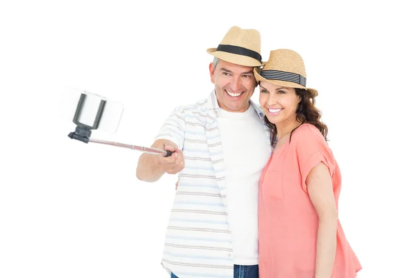 Pareja usando selfie stick — Foto de Stock