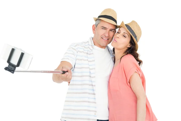 Szczęśliwa para przy użyciu selfie — Zdjęcie stockowe