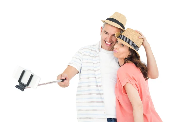 Pareja usando selfie stick — Foto de Stock