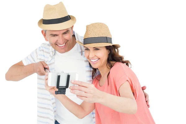 Couple using selfie stick — Stock Photo, Image