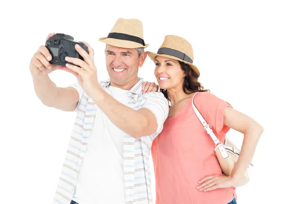Lyckliga par med foto — Stockfoto