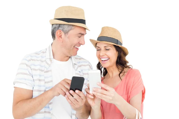 Lyckliga par med smartphone — Stockfoto