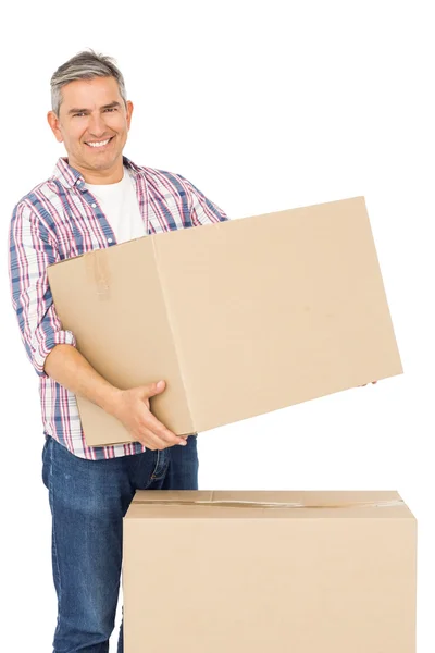 Uomo felice in posa con scatole in movimento — Foto Stock