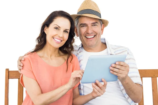 Pareja en banco usando tableta — Foto de Stock