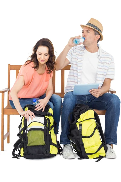 Couple on bench using tablet — Stock Photo, Image