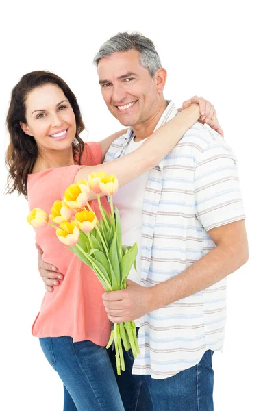 Smiling couple with flowers bouquet — Stock Photo, Image