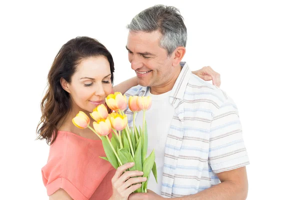 Par med blommor bukett — Stockfoto