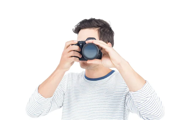 Homme prenant des photos avec appareil photo professionnel — Photo