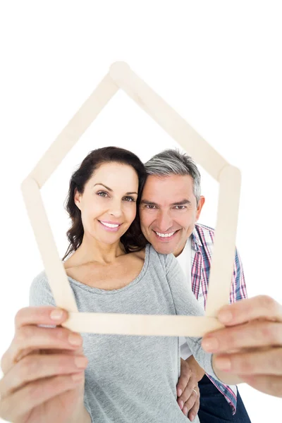 Casal segurando forma de casa — Fotografia de Stock