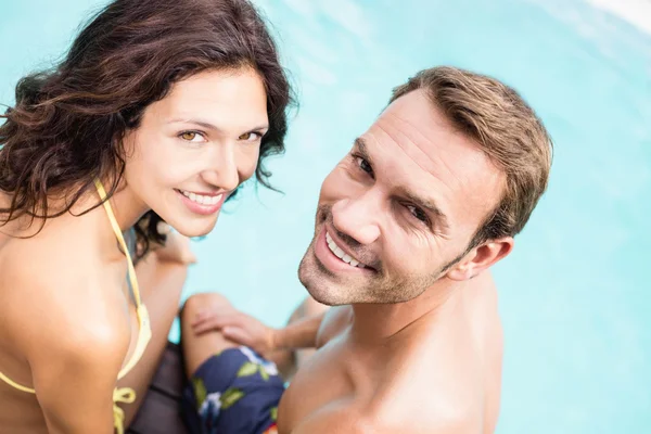 Paar sitzt am Pool — Stockfoto