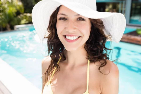 Mooie vrouw die lacht in de buurt van het zwembad — Stockfoto