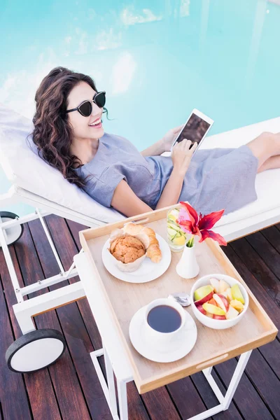 Woman relaxing on sun lounger — Stock Photo, Image