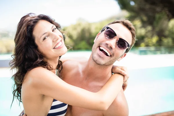 Couple câlinant l'un l'autre près de la piscine — Photo