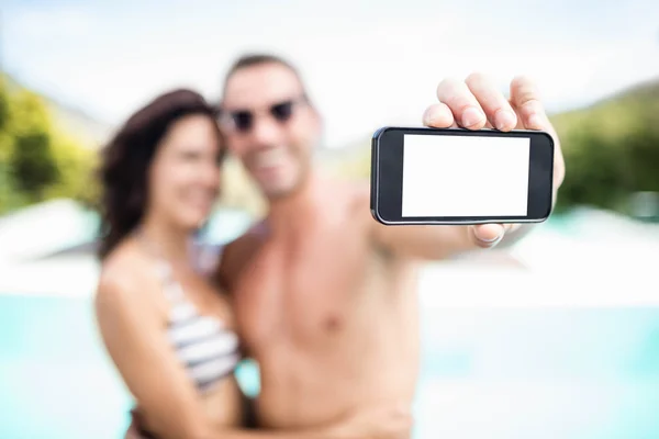 Pareja tomando selfie con teléfono móvil — Foto de Stock