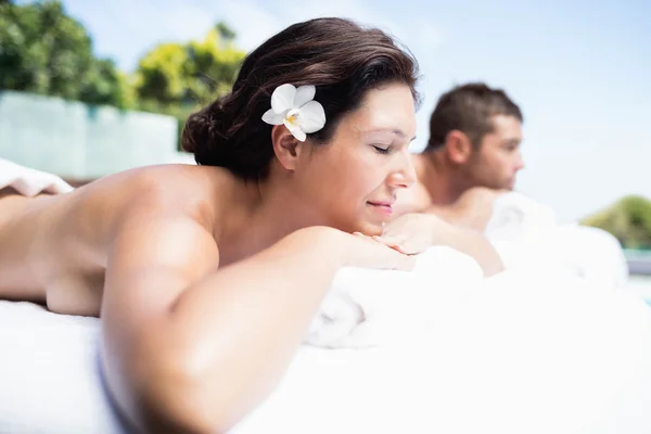Paar ontspannen op massagetafel — Stockfoto