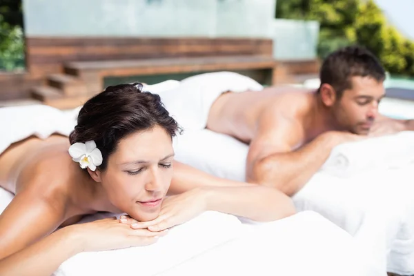 Casal relaxante na mesa de massagem — Fotografia de Stock