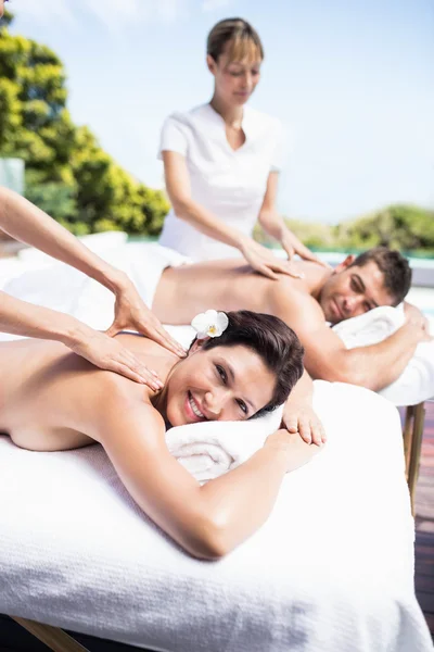 Paar erhält Massage von Masseur — Stockfoto